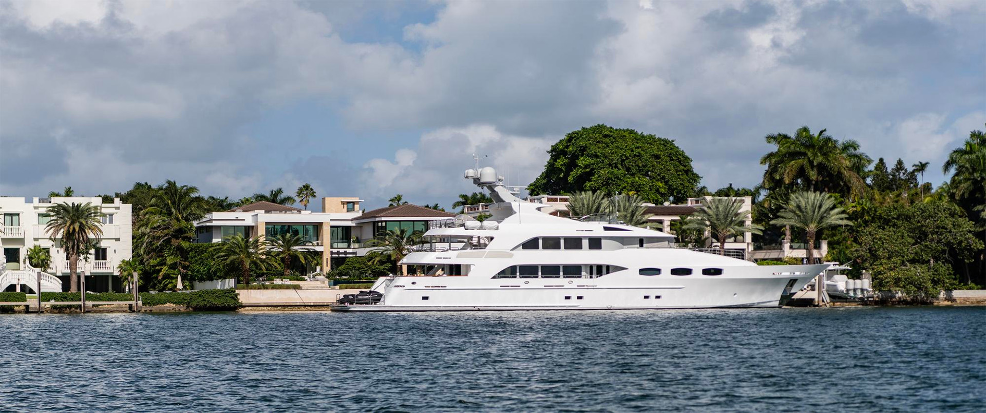 Luxury yacht charter with Maréa