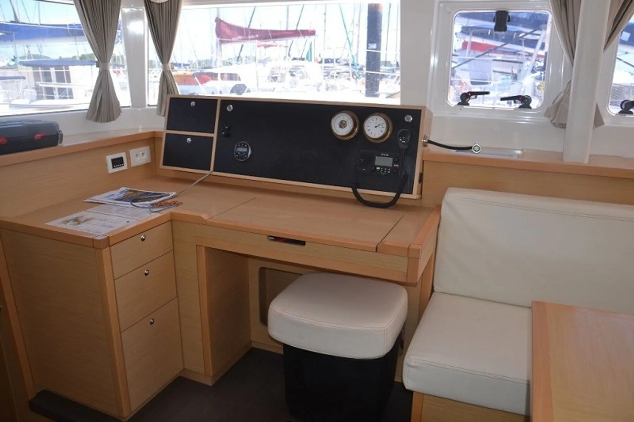 Lagoon 450 F Divalto navigation station