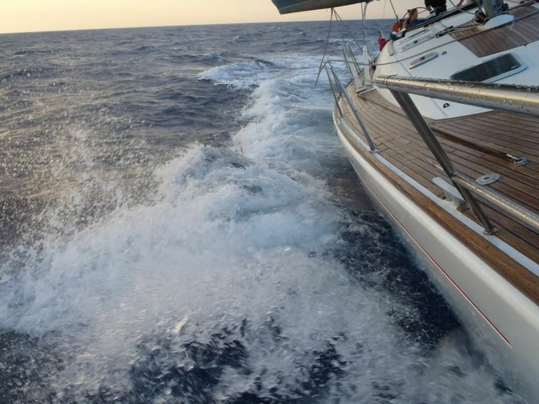 Jeanneau Sun Odyssey 49 Barca sailing in Santorini